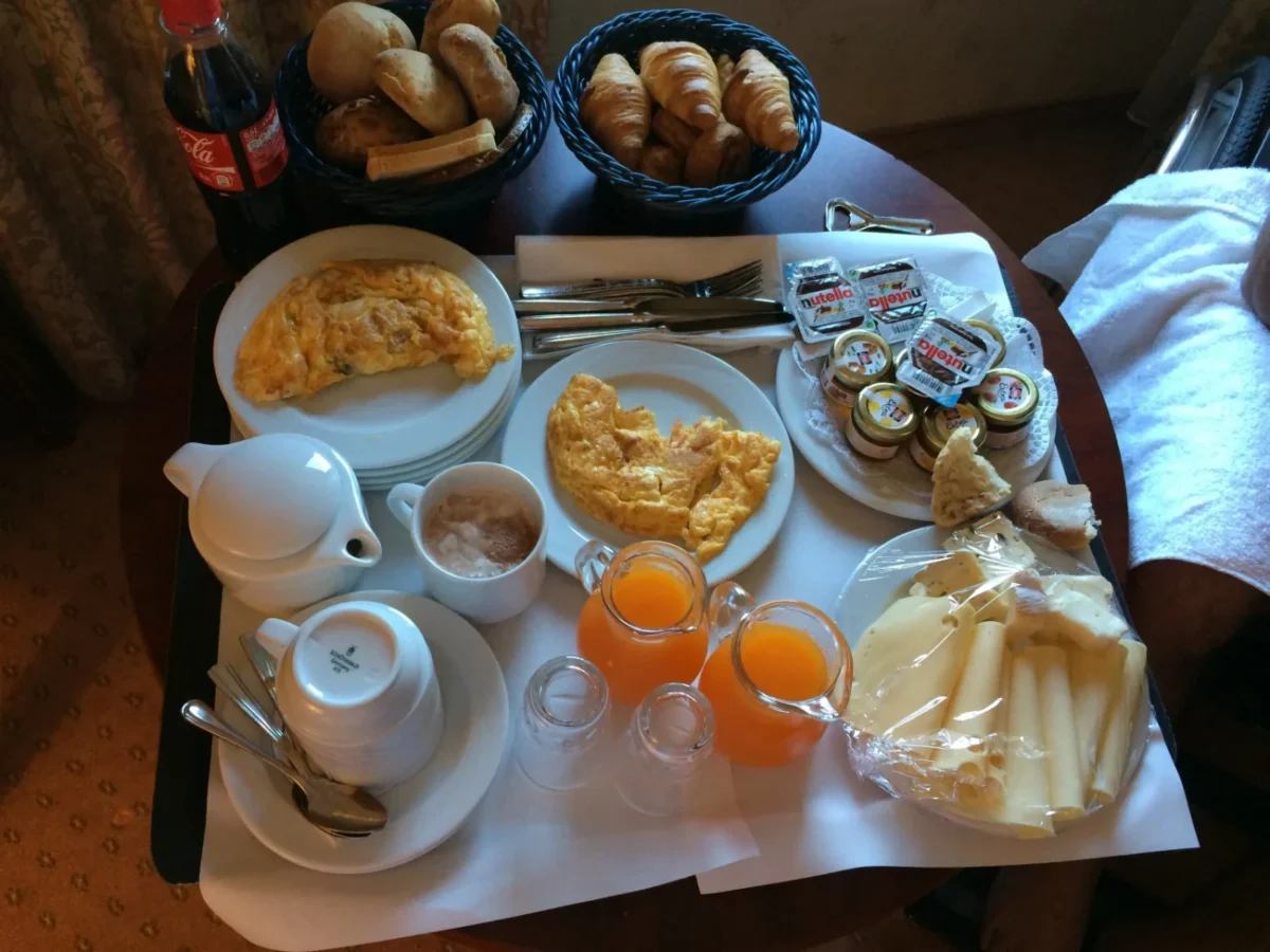 česká snídaně na stole v hotelu