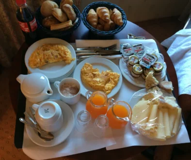 česká snídaně na stole v hotelu