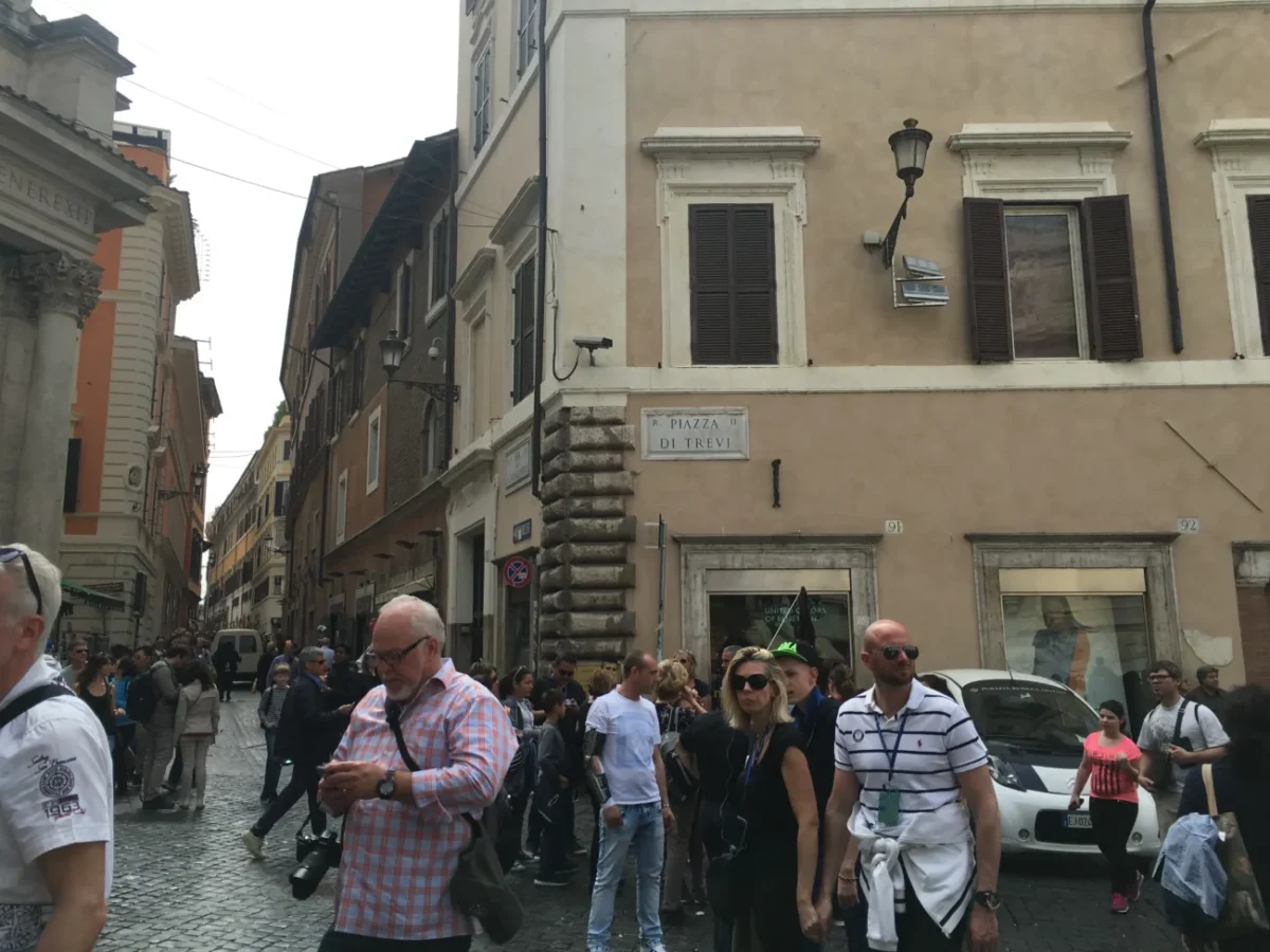 lidé na ulici na procházce