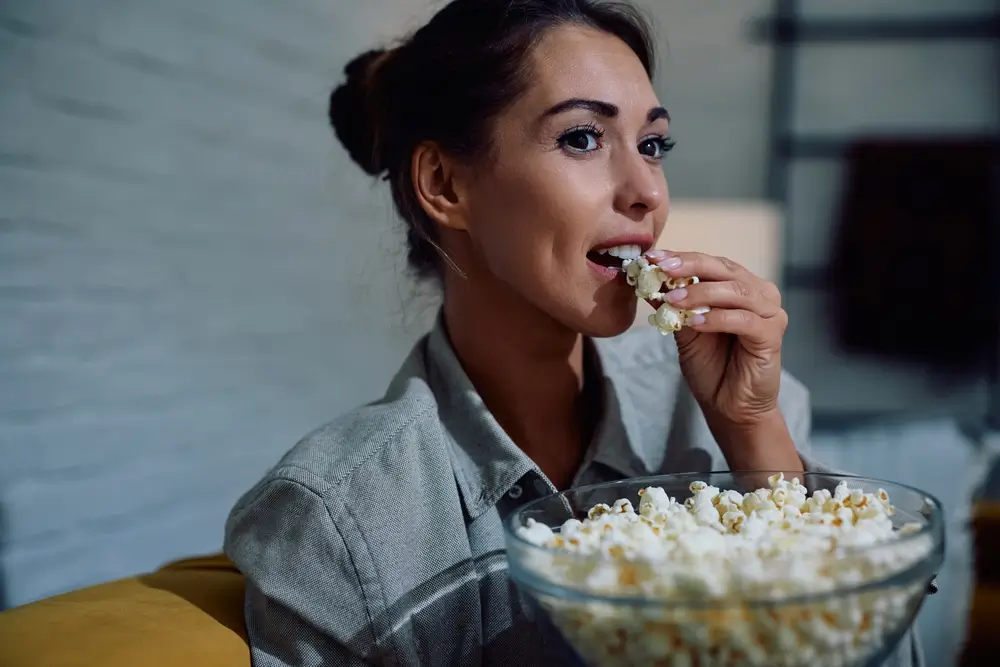 shutterstock_2530977379_771617754803 | TVGURU.cz Žena sleduje televizi