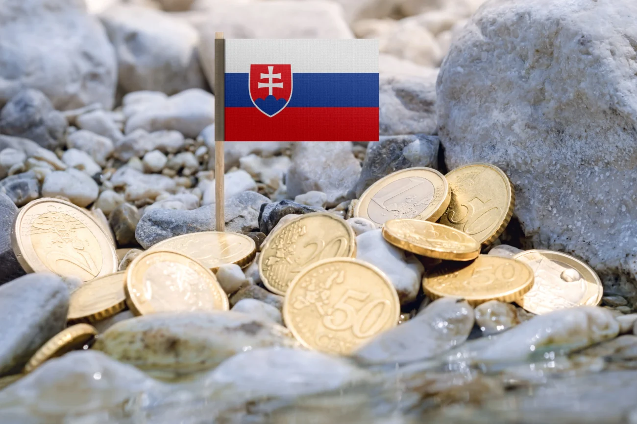 Slováci měli euro dříve než TV Live. Zdroj: Shutterstock | TVGURU.cz Slovenská vlajka a eura.