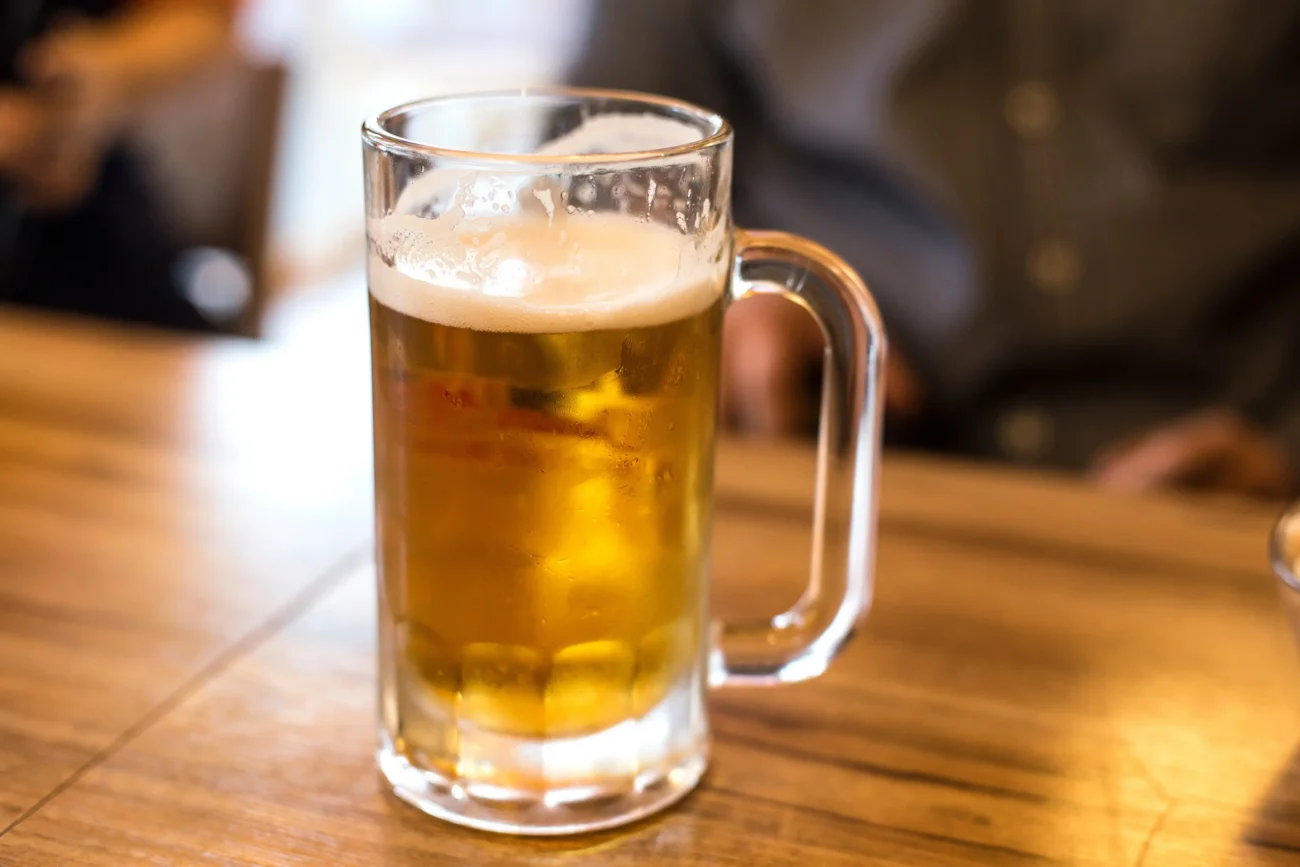 shutterstock_1088703872-2 | TVGURU.cz Natočení pivo ve sklenici na stole.