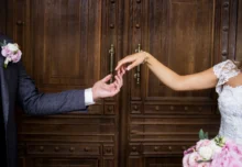 Žena muži podává ruku.