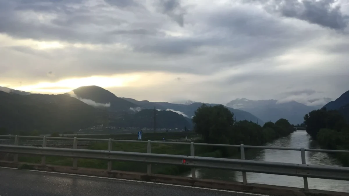 oblačno nad horami a místy slunce