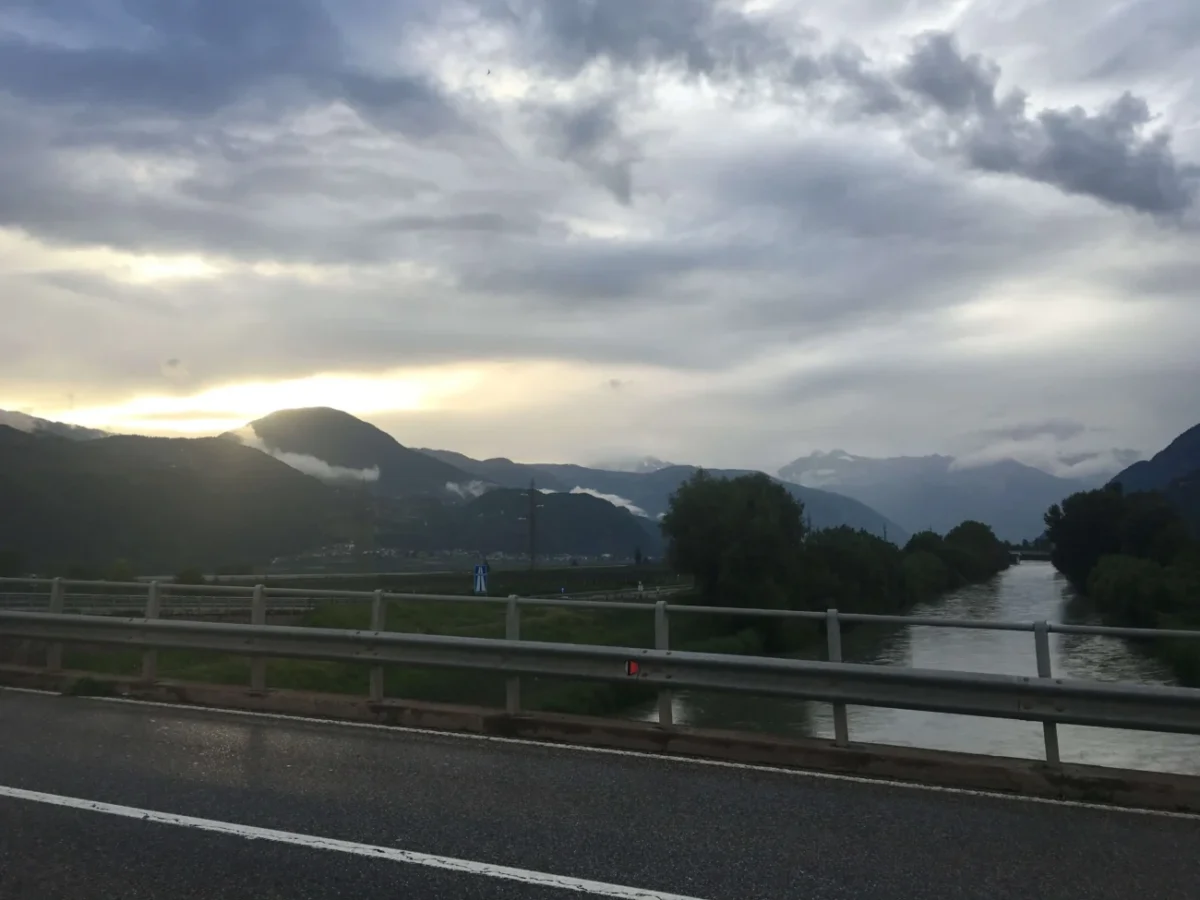 oblačno nad horami a místy slunce