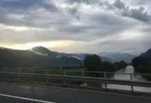 oblačno nad horami a místy slunce