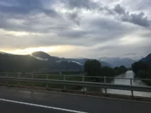 oblačno nad horami a místy slunce