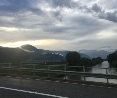 oblačno nad horami a místy slunce