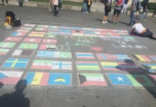 vlajky nakreslené na zemi barevnou křídou