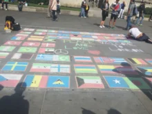 vlajky nakreslené na zemi barevnou křídou