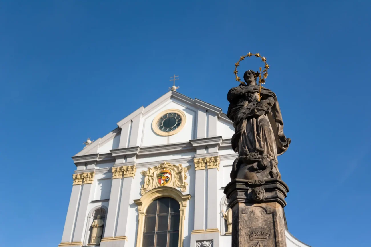 shutterstock_1515094127-2 | TVGURU.cz Svatý Vojtěch před kostelem.