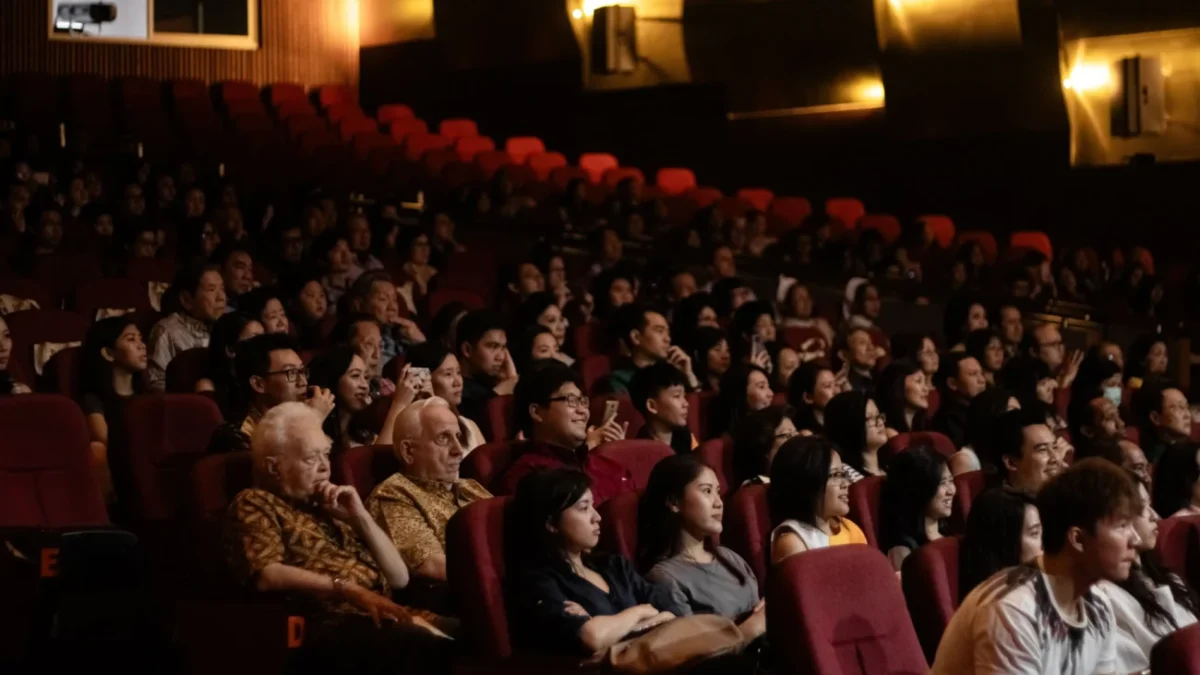 lidé v kinosále sledují film