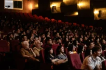 lidé v kinosále sledují film