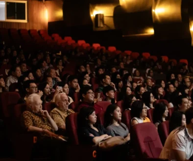 lidé v kinosále sledují film