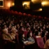 lidé v kinosále sledují film