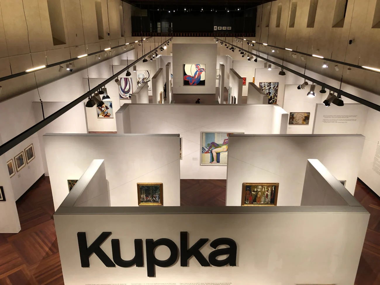 záběr z ptačí perspektivy na výstavní panely Kupkovy výstavy ve Veletržním paláci