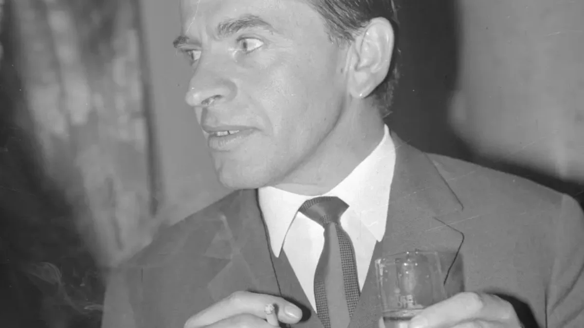 Herec na černobílé fotografii.