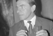 Herec na černobílé fotografii.