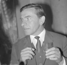 Herec na černobílé fotografii.