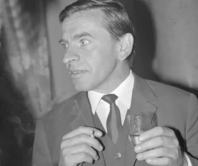 Herec na černobílé fotografii.