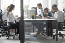 Lidé pracující v korporátu.