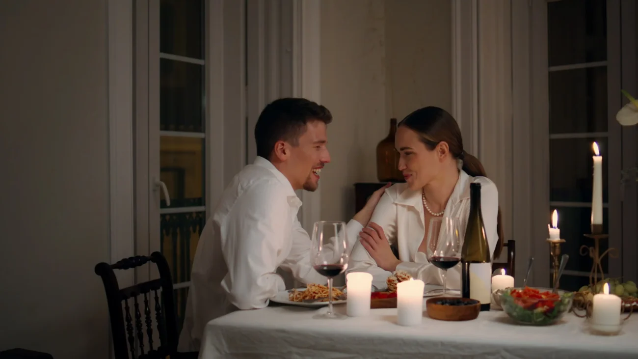 Žena s mužem mají doma romantickou večeři.