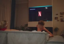 muž sleduje Netflix na televizi