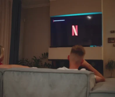 muž sleduje Netflix na televizi