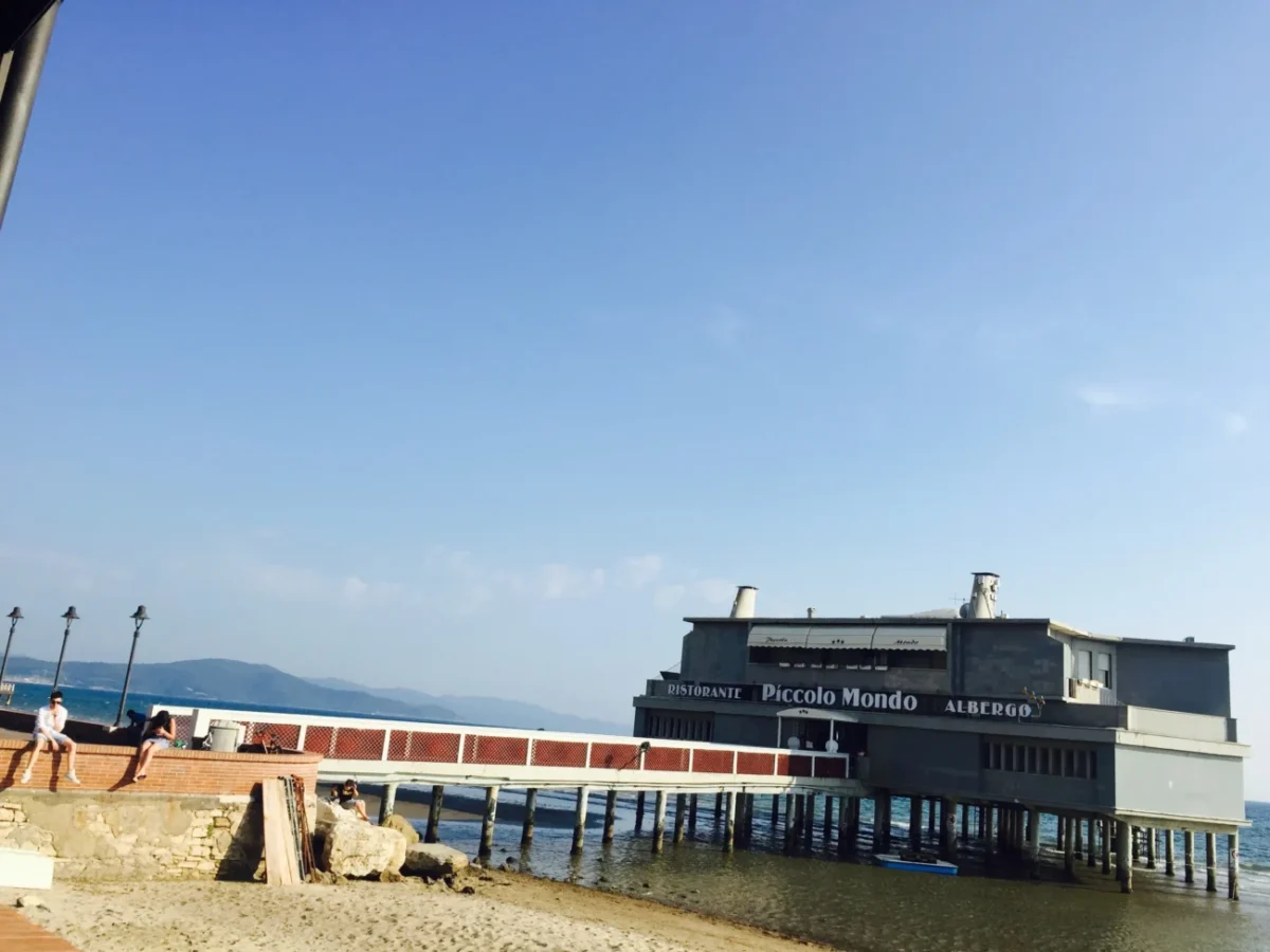 moře a molo na pláži