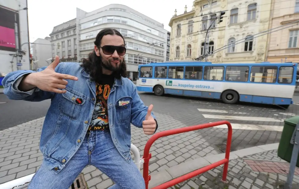 Moravštinu mezi české občany přinesl i Ruda z Ostravy. Zdroj: Profimedia | TVGURU.cz Ruda z Ostravy v džínové bundě.