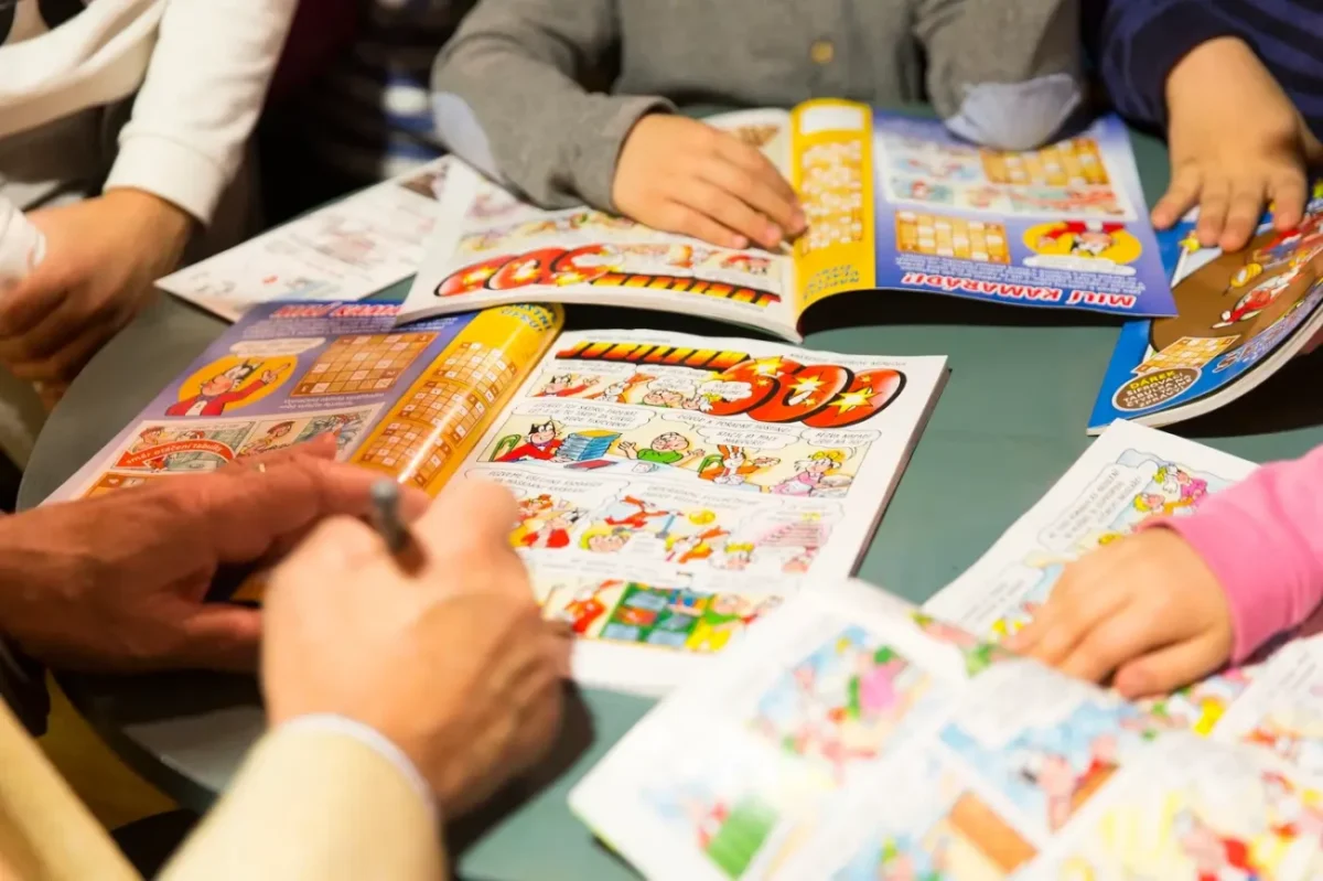 skupina dětí si čte časopis Čtyřlístek