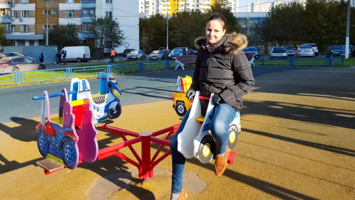 Žena je na dětském kolotoči.