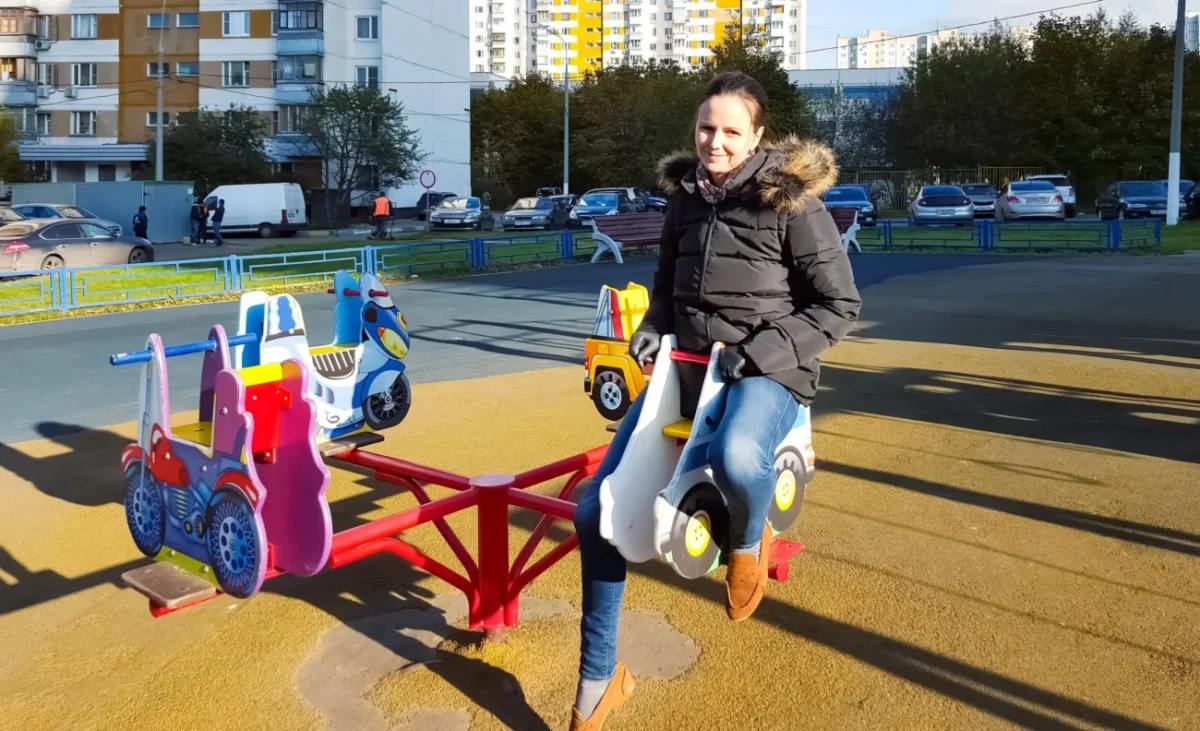 Žena je na dětském kolotoči.