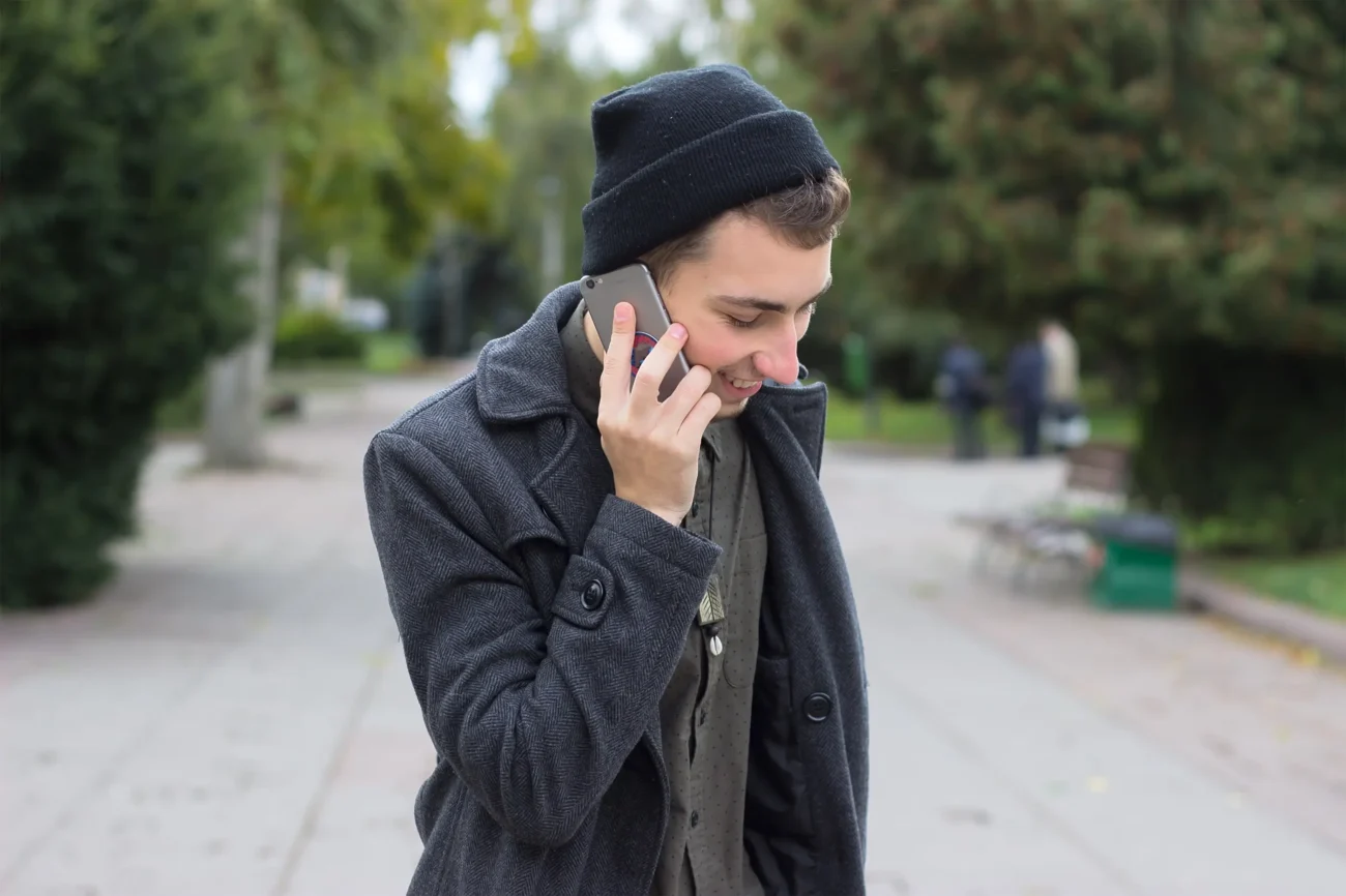 kluk telefonuje