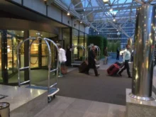 lidé spěchají s kufry z pražského hotelu