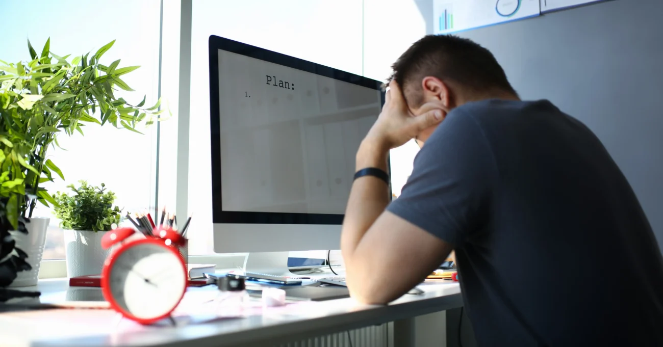 shutterstock_2448664401 1 | TVGURU.cz Muž sedící u počítače.
