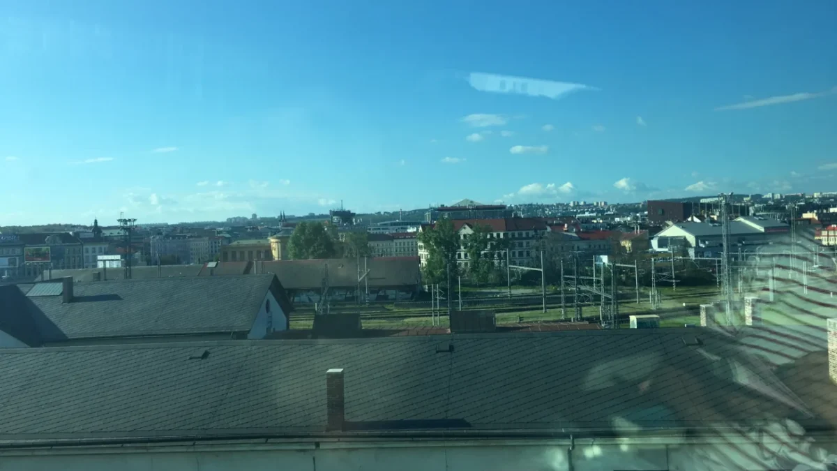 pražská ulice výhled z okna