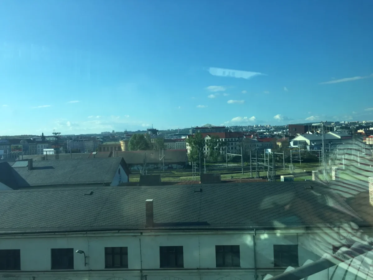 pražská ulice výhled z okna