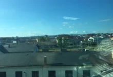 pražská ulice výhled z okna