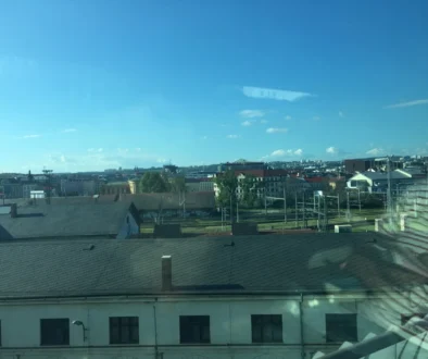 pražská ulice výhled z okna