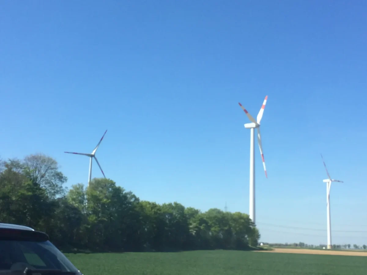 výhled na větrné mlýny a slunečné nebe