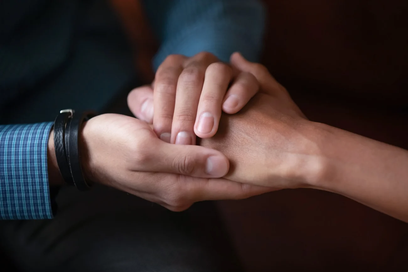 Věrnost je pro některé ženy životním posláním. Zdroj: Shutterstock | TVGURU.cz Žena a muž držící se za ruce.