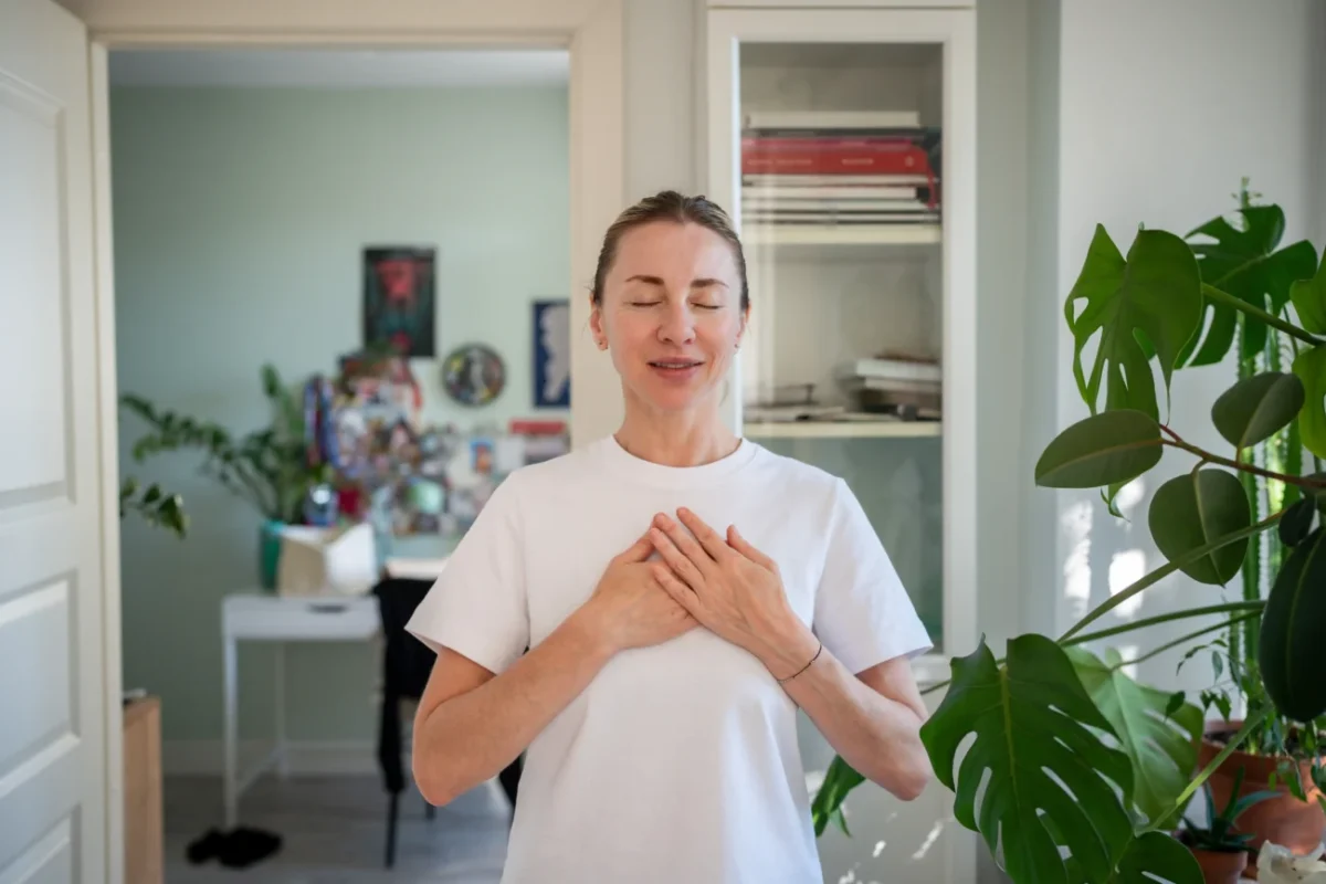 Žena držící se za srdce.