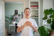 Žena držící se za srdce.