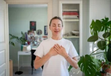 Žena držící se za srdce.