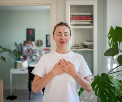 Žena držící se za srdce.