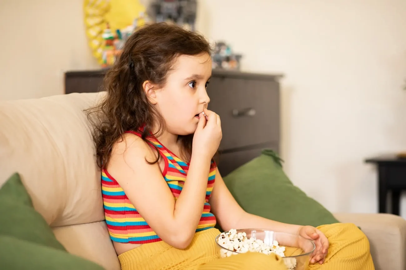 Měla to být krásná česká pohádka, ale byl to masakr. Děti dodnes nespí a rodiče mlčí jako děda po obědě | TVGURU.cz vyděšená holčička s popcornem sleduje televizi