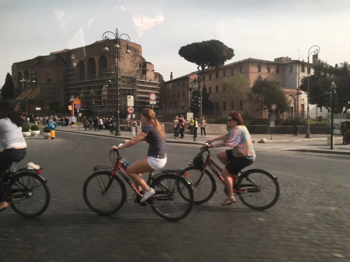 lidé jedou na kole v Římě v roce 2025