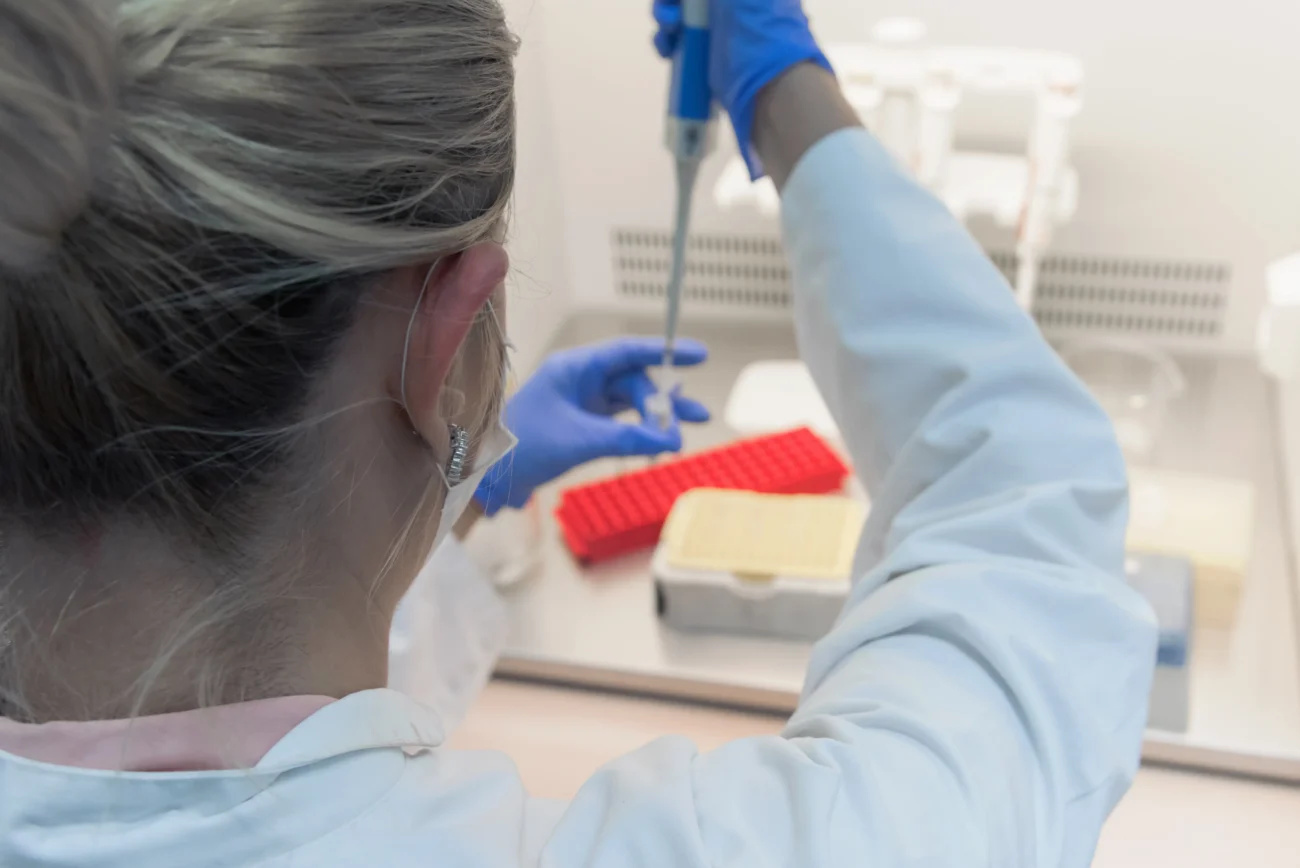 shutterstock_1621233316-2 | TVGURU.cz Žena pracuje v laboratoři.
