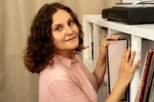 Žena přebírá knihy.